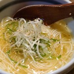 Sumiyaki Hotori - ⑭鶏ガラスープのにゅうめん(小)(300円)
                        さっぱり系の鶏ガラの澄んだスープ、旨みがあるが、地鶏に比べ脂の旨みに奥行きが無い
                        にゅうめんなので麺は軟らかめ