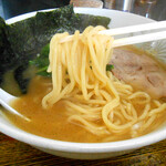 横浜ラーメン厨房 うえむらや - 自家製のモッチリ＆香りも豊かな中太ストレート麺