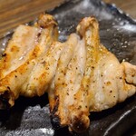 Sumiyaki Hotori - ⑫手羽先【塩】(税込250円)
                        肉汁たっぷりでジューシーさがあります
                        地鶏ではありませんがそこを割り引いて味わえば十分に満足出来ます