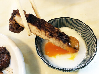 Tamagawa Shokudou - 小鉢の温泉たまごでお肉を。美味しー！ 温泉たまご、通常はタレがかかっているのですが、お肉をつけて食べたいと言うと、タレなしにしてくれる気遣い