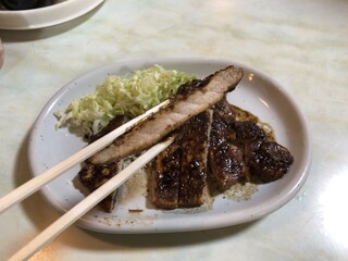 Tamagawa Shokudou - 豚ロース生姜焼き定食1,300円。驚くほど柔らかいお肉は、見ためほど濃すぎないほど良い味付け。ゴハンもビールも進む絶妙な感じ