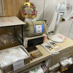 須崎食料品店 - 店内通路です