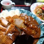 ほびーい喫茶店 - カツカレー 750円(税込)カツ断面。
      
