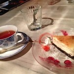 Cafe BlueM - ベイクドチーズケーキと紅茶のセット