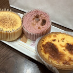 ちばチーズスタンド ぐっちーず - 左からチーズケーキのプレーンと苺、チーズタルト