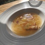 カフェプラスドット - 自家製燻製ベーコンと白菜のスープ