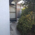 カフェプラスドット - 裏の駐車場からの通路　だいじょうぶなんやろか…的な