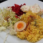 カレーは飲み物。 - カレーは飲み物。 ニュー新橋ビル店 無料トッピングは ①味玉・③福神漬け・④ポテトサラダ を選んだ 赤い鶏カレー 小