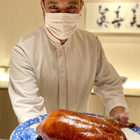 眞善美 - ❻ 北京ダック（追加）
                ご主人が目の前で丸々と太った綺麗な飴色の北京ダック。河合シェフは中華で21年修業されたベテラン料理人。四川飯店名古屋で料理長をされ、2020年11月にこちらのお店をオープン。