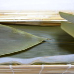 川端道喜 - 巻きすに笹に包まれ入っています