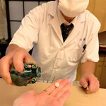 山玄茶 - ラストの金平糖タイム。何色がでるかな？何個でるかな？遊び心いっぱいの大将らしいサービス☆。.:＊・゜