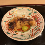 山玄茶 - 強肴は珍しく松茸と甘鯛のフライ。酸味のあるソースで爽やかに。大好きな銀杏の弾ける一粒がアクセントに。