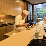 山玄茶 - ひと皿、ひと皿、丁寧に盛りつけをする大将のお姿。