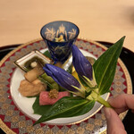山玄茶 - 季節を感じる八寸にお花を添えて。