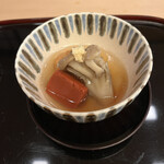 山玄茶 - パカッ。生姜が効いた餡掛け出汁と赤こんにゃく♡