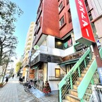 羽田バル - お店の外観、緑の階段を上った2階にあります