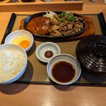 やよい軒 - 兄ぃが頼んだ、焼肉ざんまいとハンバーグ定食(税込1,430円)＋生玉子(60円)で、1,490円…