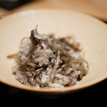 膳処末富 - 粒感のあるお米が牛のあぶらでしっとりさらっとお米に絡み、牛蒡が食感を与え、口で高まる薫香を爆破！