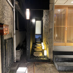 膳処末富 - 麻布室井さんの入口横の小路を進むアプローチ