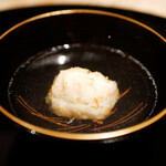 膳処末富 - ●お椀：カニ（富山）
      二年熟成の昆布で甘さをうまみを引き出した出汁、そこに浸るカニしんじょ。