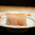 膳処末富 - ほろりとした極上のレア感にかかるソース。さかなや 富ちゃん秘伝の玉ねぎソースが強烈な旨みを爆発！