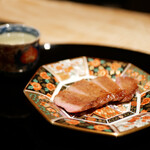 膳処末富 - ●牛タン ウイスキー樽のチップを使って燻し焼いた牛タンです。