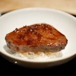 膳処末富 - ●ヒレ丼
      薪と炭に加えて、玉ねぎを使って蒸し焼きにしたこだわりの逸品。