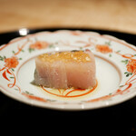 膳処末富 - ●鰆のたたき
      ソメイヨシノのチップで燻し焼きされた分厚い鰆。