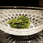 膳処末富 - ●藁焼きした冷製空芯菜
      旨さと香りを穴に詰め込むように出汁と一緒に藁焼きされたもの。