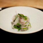 膳処末富 - ●白海老のセビージャ
      マリネでさっぱり口休めながらも美味しさを掻き立てる酸味の一品。