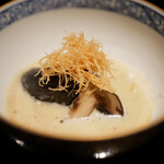 膳処末富 - きのこのソースがクリーミーで濃厚、マッシュルームからあふれる水気でソースの色濃さを心地よく中和。 ワインビネガーが細やかな味のアクセント。