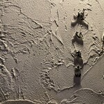 膳処末富 - 壁には目立たぬ店名が刻まれます