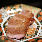 膳処末富 - 脂でみずみずしく弾むような食感、表面にしっかり纏わせたウイスキーの樽香が甘い！ 噛み締めてタンの旨みとウイスキーの甘みが合致して着地する極上のおいしさ！ 思わず目を閉じて味に更ける、そんな4切れを堪能！