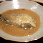 膳処末富 - 40～50分燻し焼かれたレタス、噛めば噛むほど瑞々しく薫香を放ち、牡蠣そのものの旨みとコクをギュッと詰めたソースで膨らむレタスのおいしさ！ 香りの楽しみ方を面白く表現された素晴らしいヒトサラ。