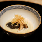 膳処末富 - ●薪焼きマッシュルームときのこのソース
      マッシュルームは薪焼きして香り付け。上にはカダイフを添えて。