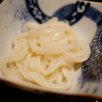 膳処末富 - 薪塩でそのままでも十分美味しく香ります。 太めのもちもちしたうどんを噛み締めて薪が香る、そんな不思議なおいしさ！