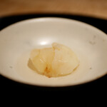 膳処末富 - ●ユリ根の炊きもの
      末富氏が一番好きな素材ということでシンプルに昆布の二番出汁で炊いただけのユリ根。