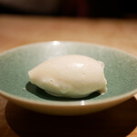 膳処末富 - ●金萱茶のアイス
      ミルクを使わずに卵白のみで、溶け出す生感が儚くくちどける。金萱茶の余韻も良く。