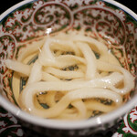 膳処末富 - 出汁には干し椎茸がベースで昆布出汁を合わせて。 そんな出汁に浸ることで味わいに乗せて昆布と椎茸の香りで溢れます。 うどんの食感をキュッと引き締めてくれ、あふれる旨み。