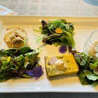 The Grill on 30th - 本日の前菜３種盛り。コレってベビーリーフが被ってて見た目イマイチだし、味も同じになってビミョー。