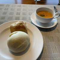 The Grill on 30th - パン、鳴門金時と人参のポタージュ