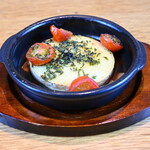 Camembert cheese and cherry tomato Ajillo