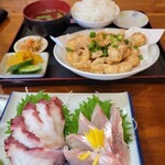 船頭の台所 - 相方は ふぐの唐揚げ定食 と写真にある金目と地タコの刺身を シェア