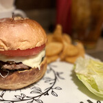 folk burgers&beers - ゴーダミソミートバーガー・ウーロンハイ