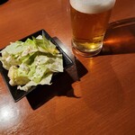 地鶏×地酒居酒屋 やぶ家 - 付きだし（¥250）とビール