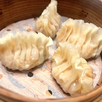 三和楼 - フカヒレ餃子　食感を感じれるくらいフカヒレが入っています。他に、トリ肉とカシューナッツ炒め ¥1,980も頂きました。