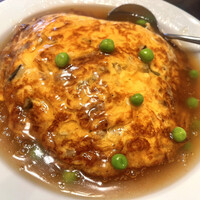 三和楼 - 天津飯（テンシン御飯）¥1,050  甘酢あんがたっぷりかかっています。強火で焼き過ぎたのか、かに玉は固くてあまりオススメとは言えませんでした。