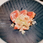 鮨 米島 - 灸ガツオ、にんにく醤油