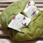 アマムダコタン - 抹茶ボールホワイトチョコのクランベリーナッツサン