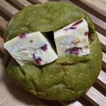 アマムダコタン - 抹茶ボールホワイトチョコのクランベリーナッツサン　正面